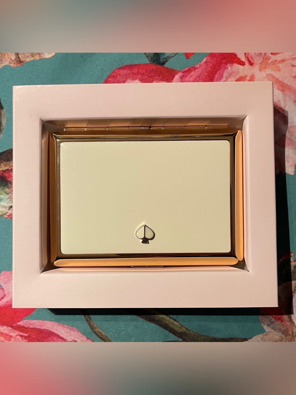Kate Spade White and Gold Spade Street ID/Card Holder *Minor Flaws* - Picture 5 of 14
